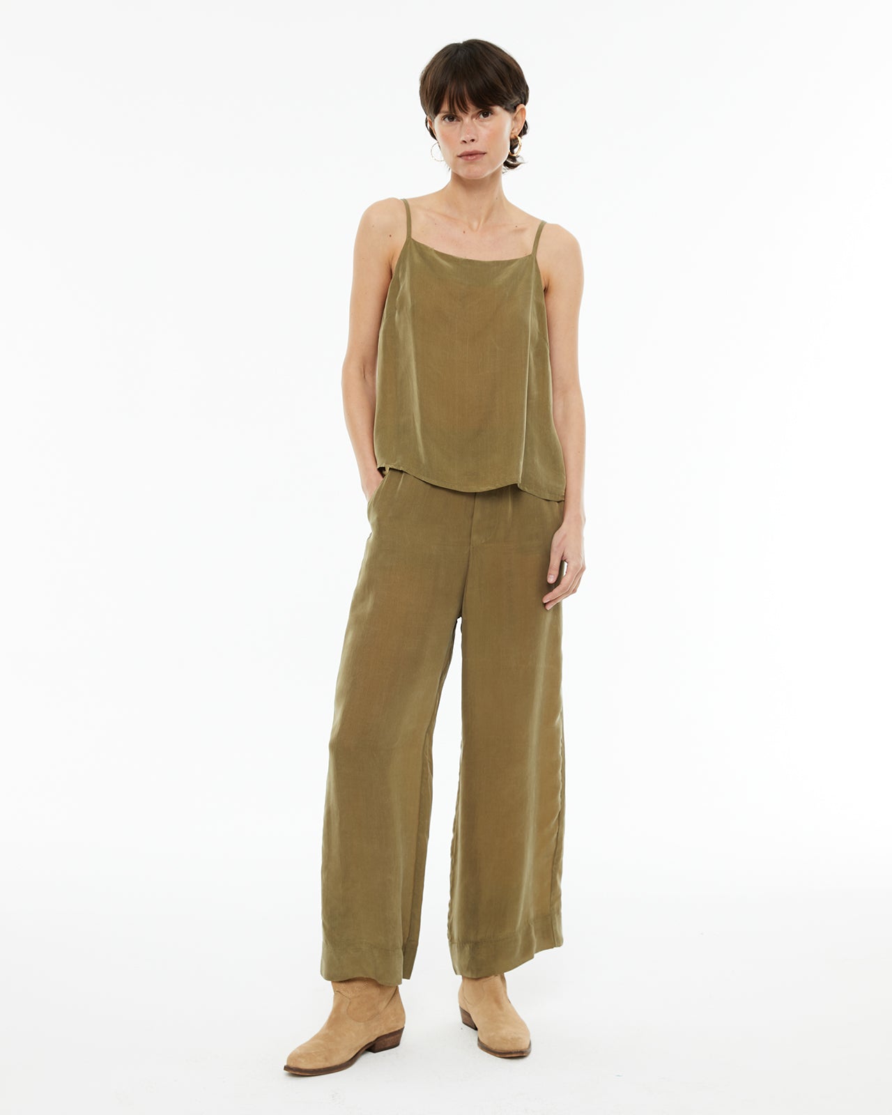Pantalón ancho con bolsillos laterales y goma cintura