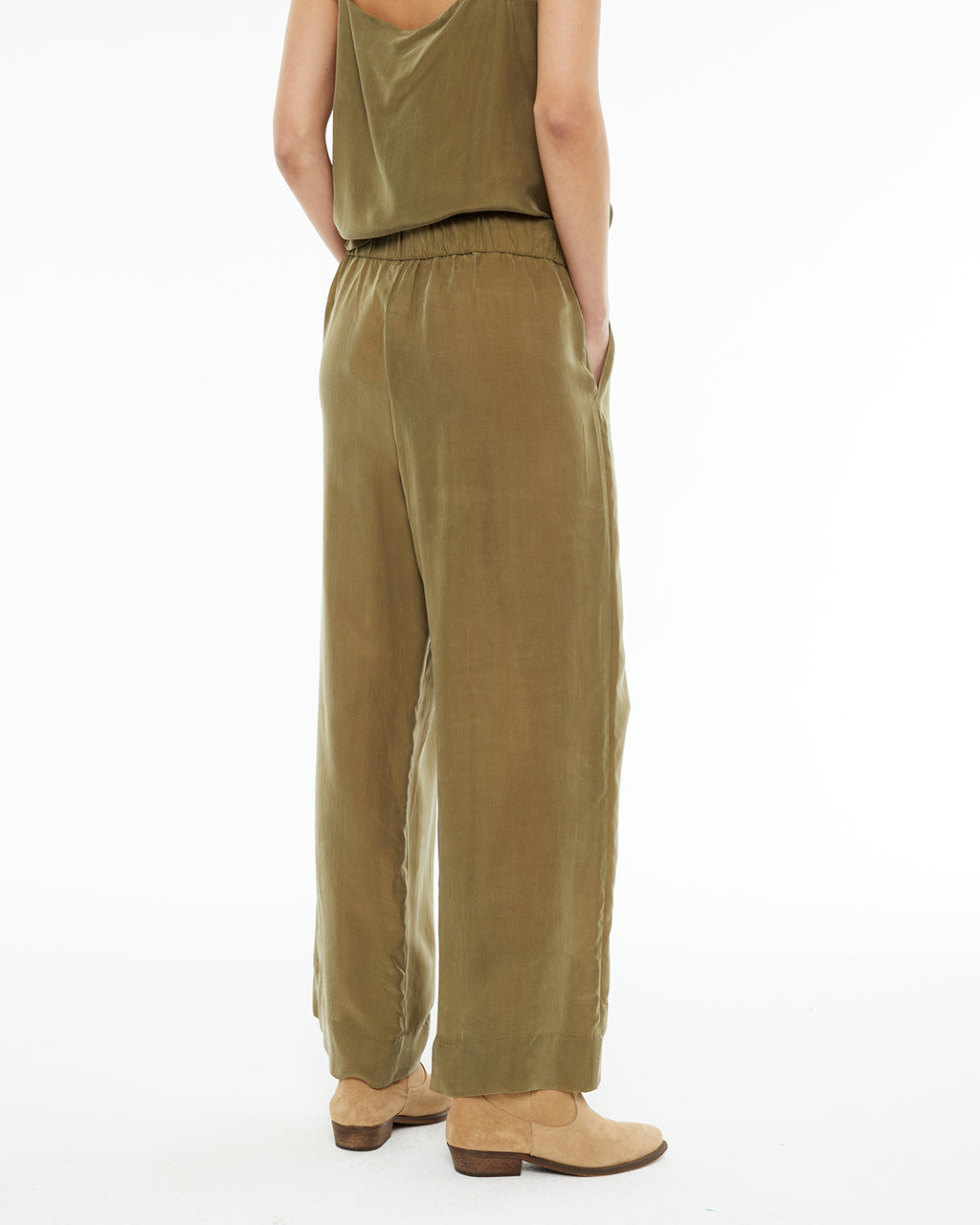 Pantalón ancho con bolsillos laterales y goma cintura