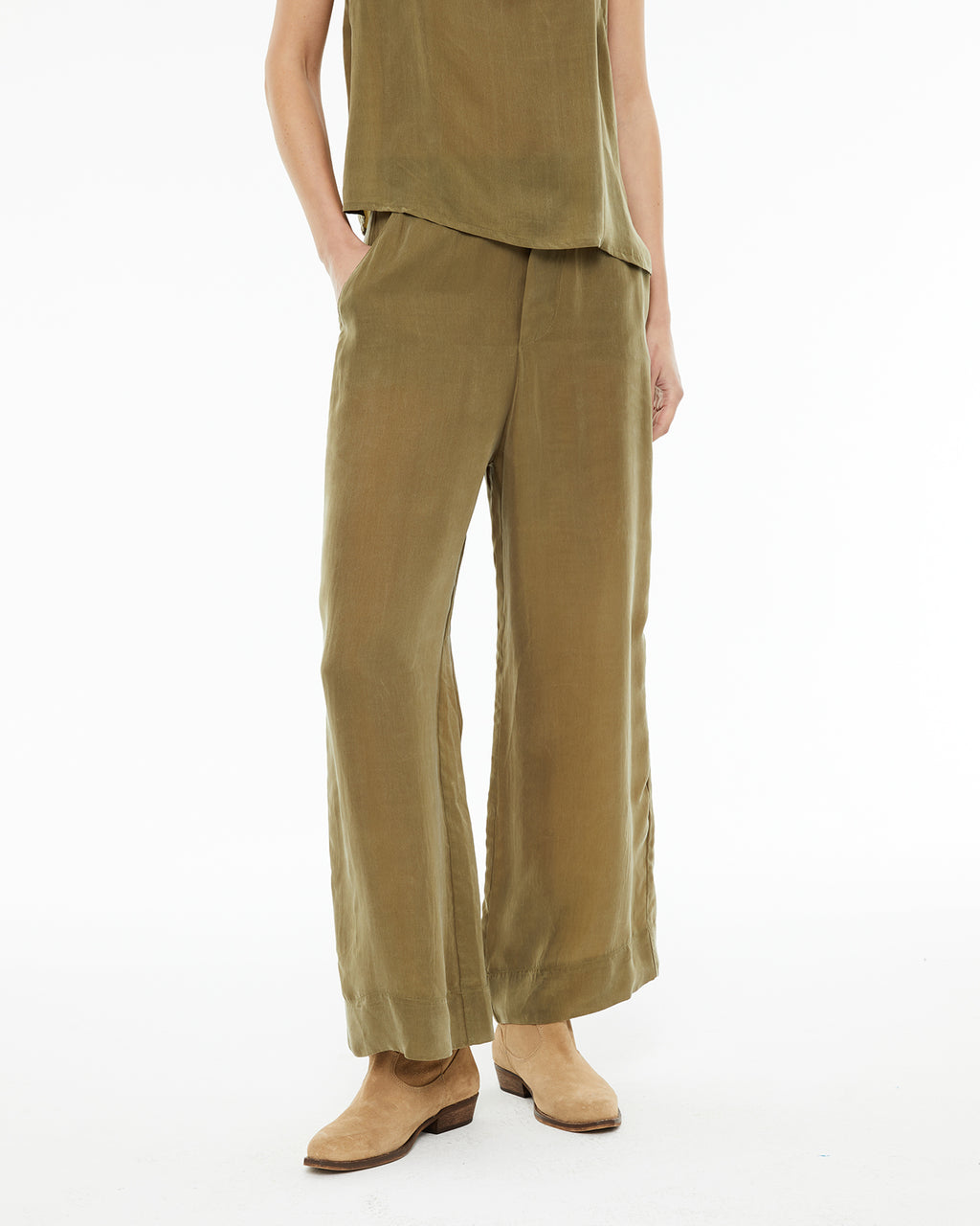 Pantalón ancho con bolsillos laterales y goma cintura