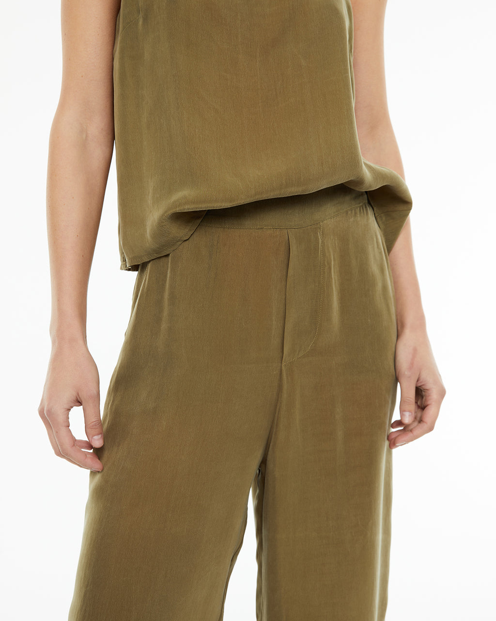 Pantalón ancho con bolsillos laterales y goma cintura