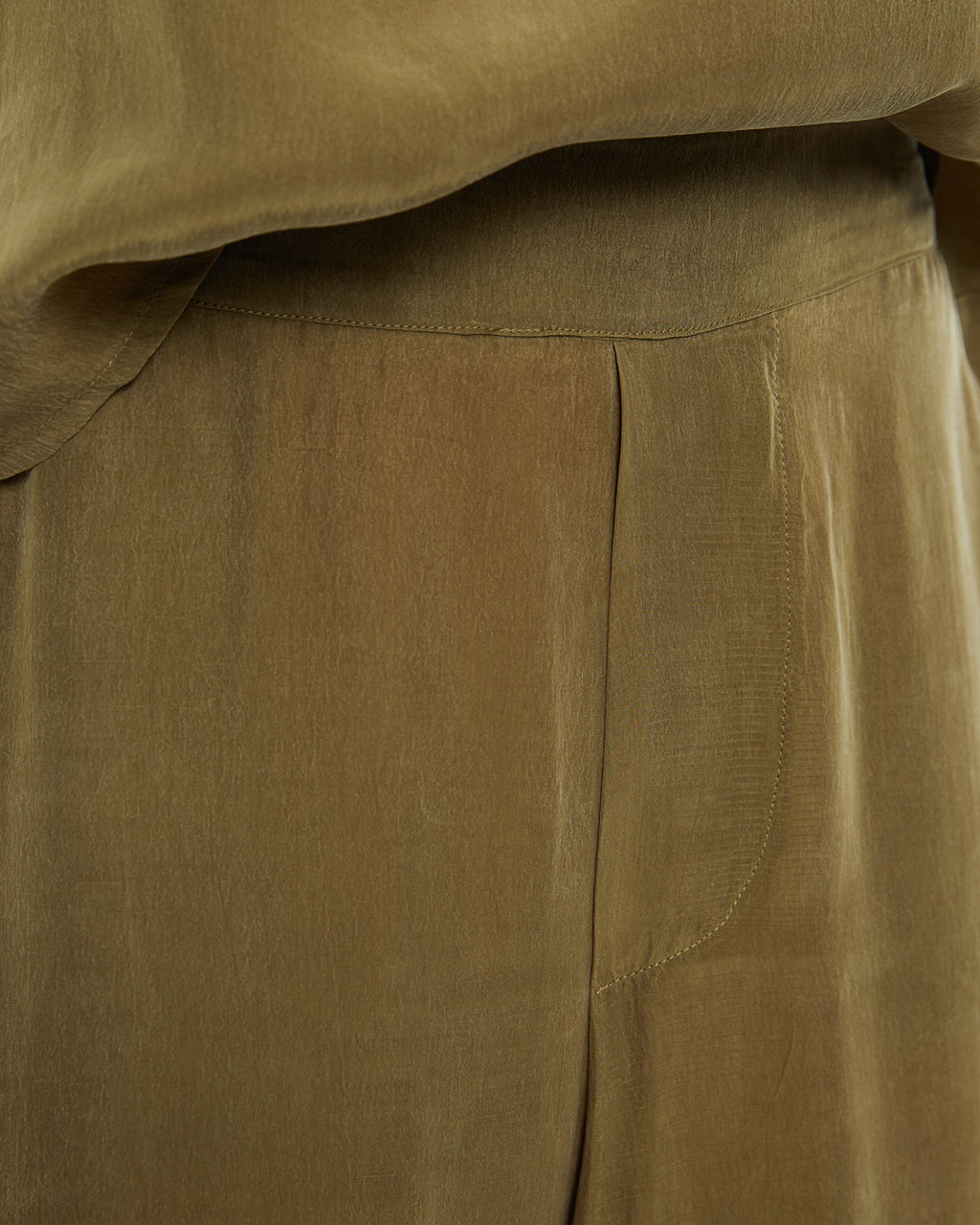 Pantalón ancho con bolsillos laterales y goma cintura