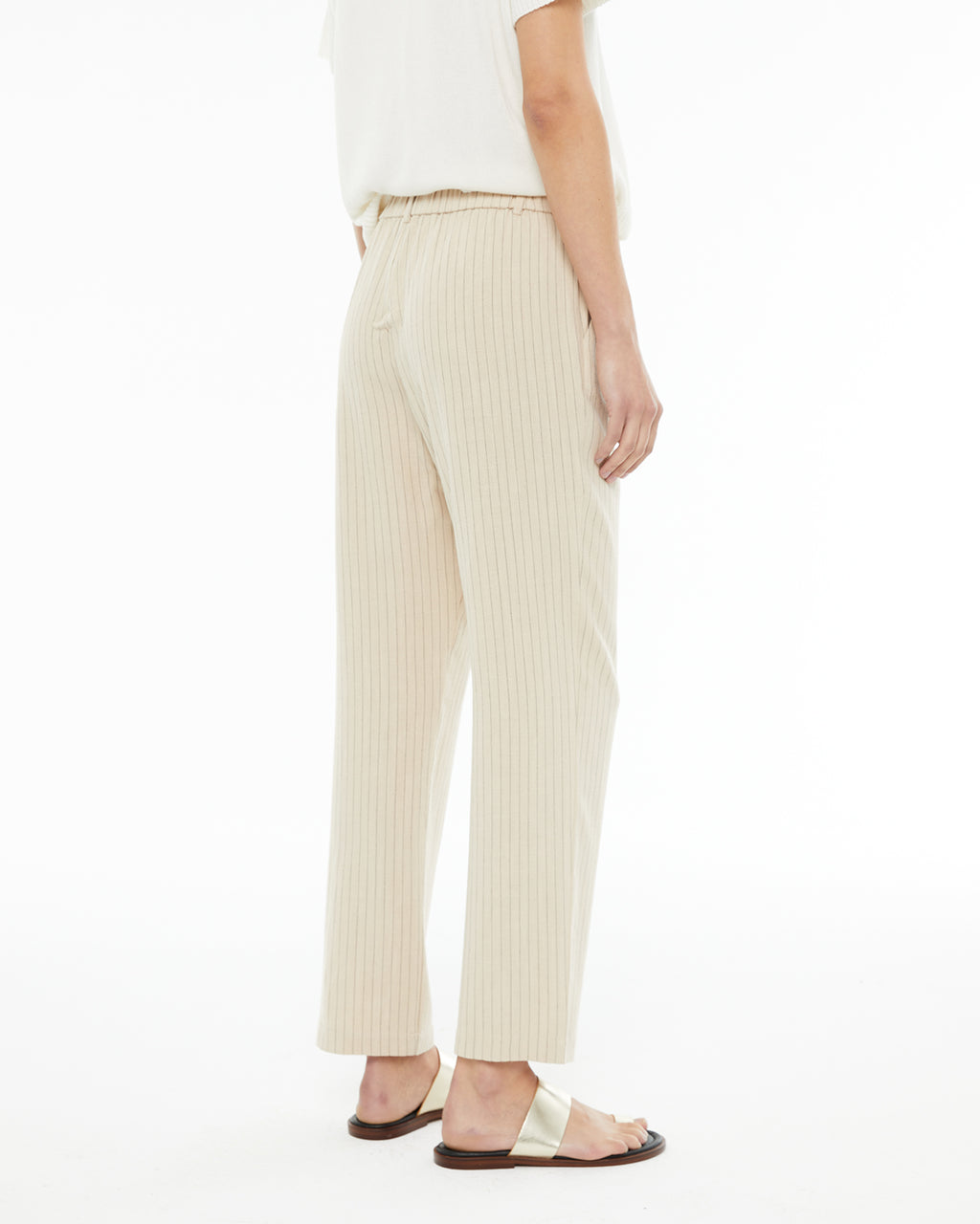 Pantalón raya diplomática recto con bolsillos laterales