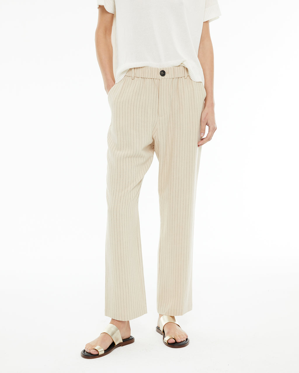 Pantalón raya diplomática recto con bolsillos laterales