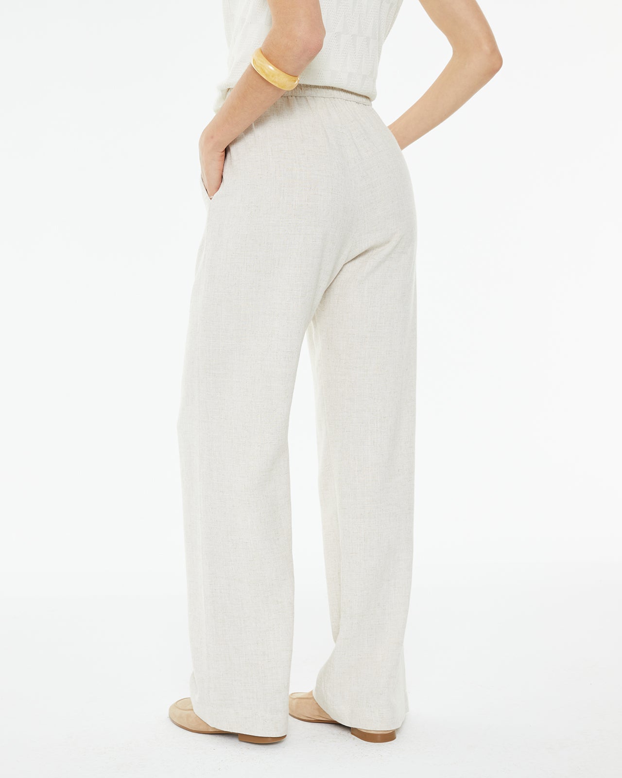 Pantalón recto con goma en cintura en espalda