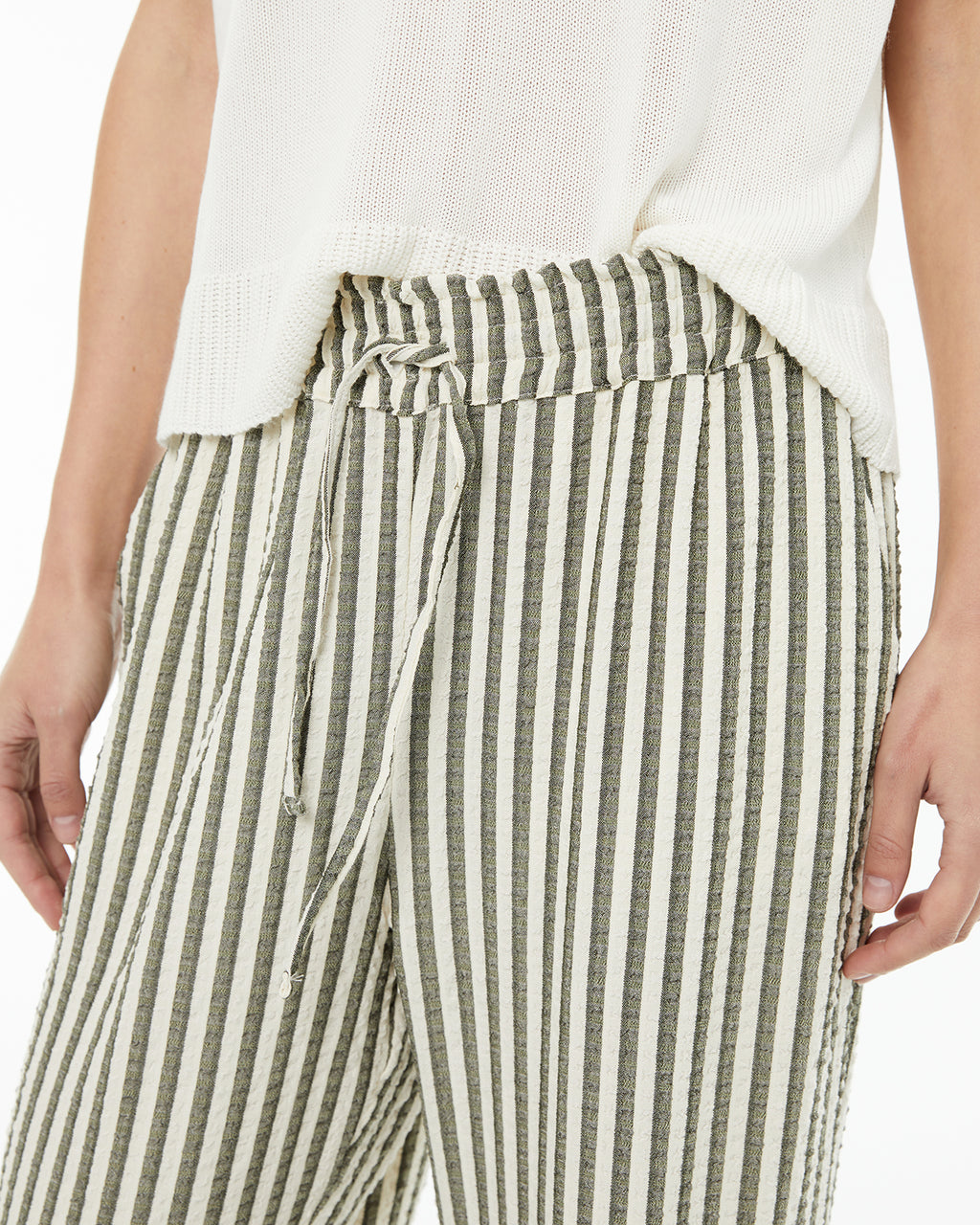 Pantalón recto a rayas con cordón en la cintura