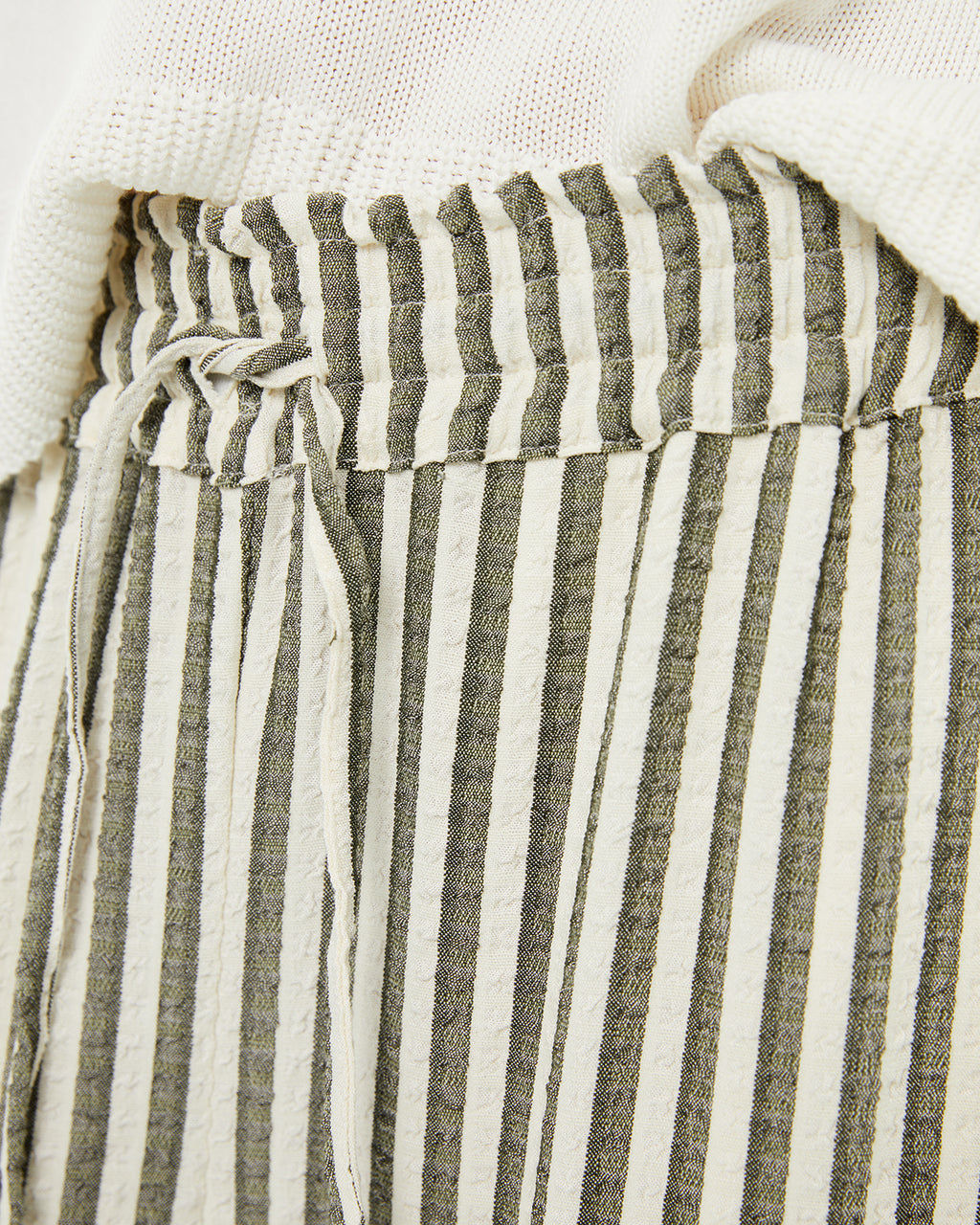 Pantalón recto a rayas con cordón en la cintura