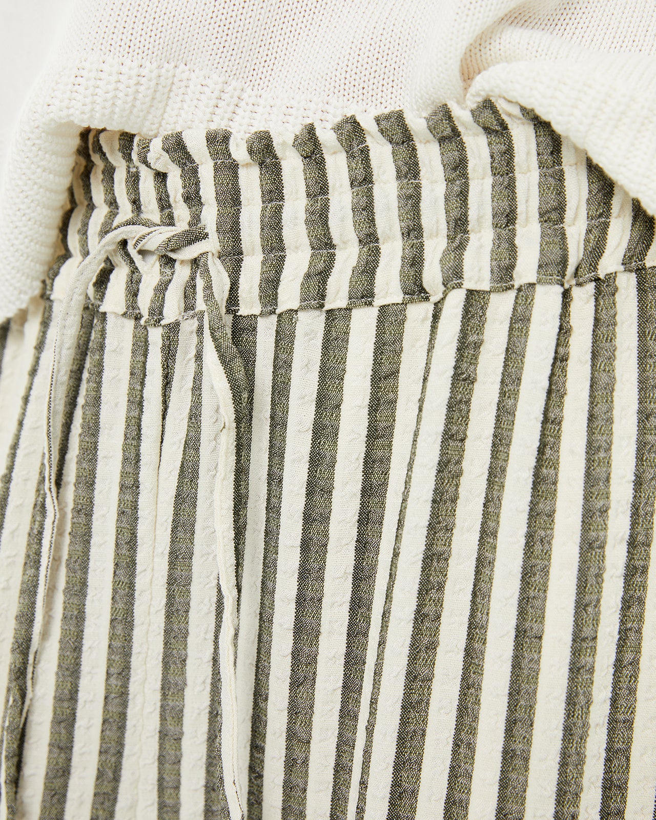 Pantalón recto a rayas con cordón en la cintura
