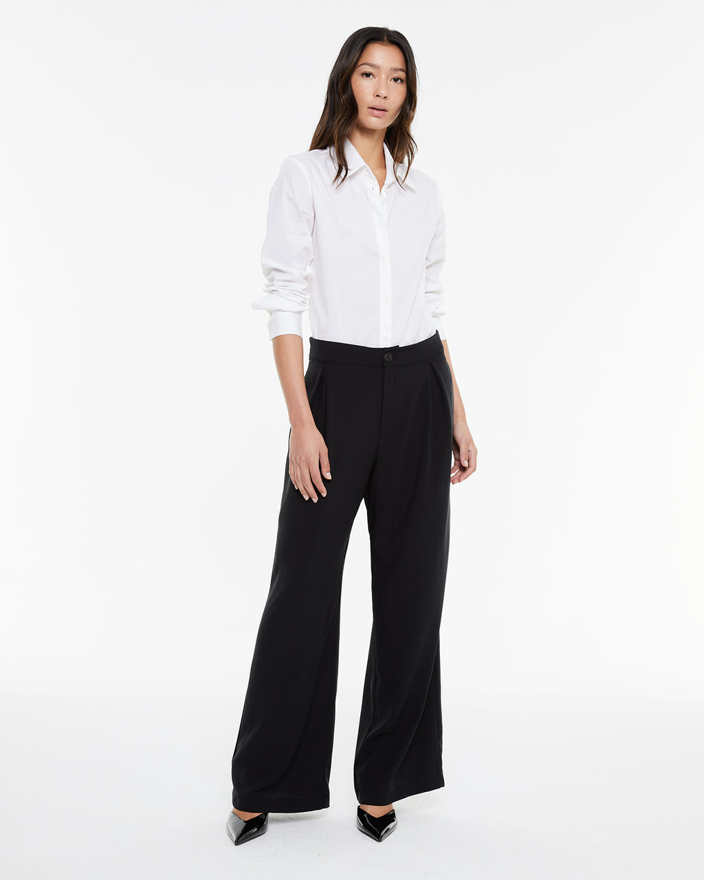 Pantalón negro de traje con pinzas en el delantero