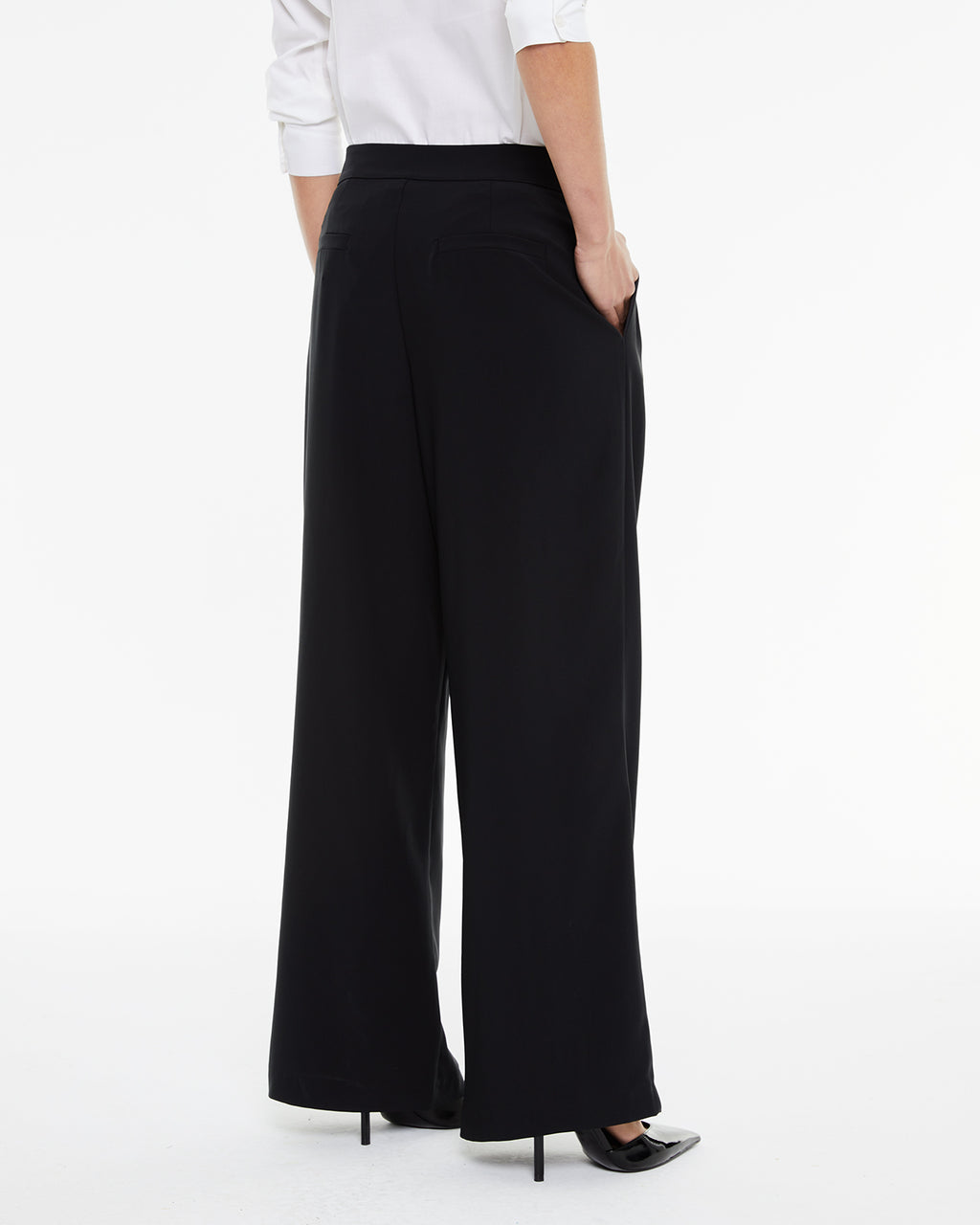 Pantalón negro de traje con pinzas en el delantero