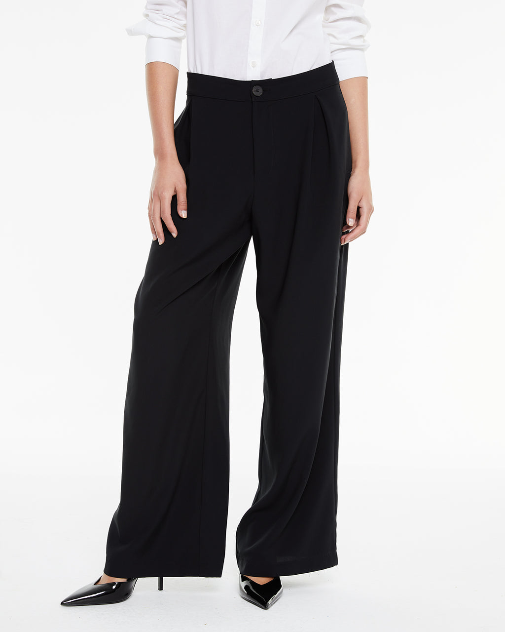 Pantalón negro de traje con pinzas en el delantero