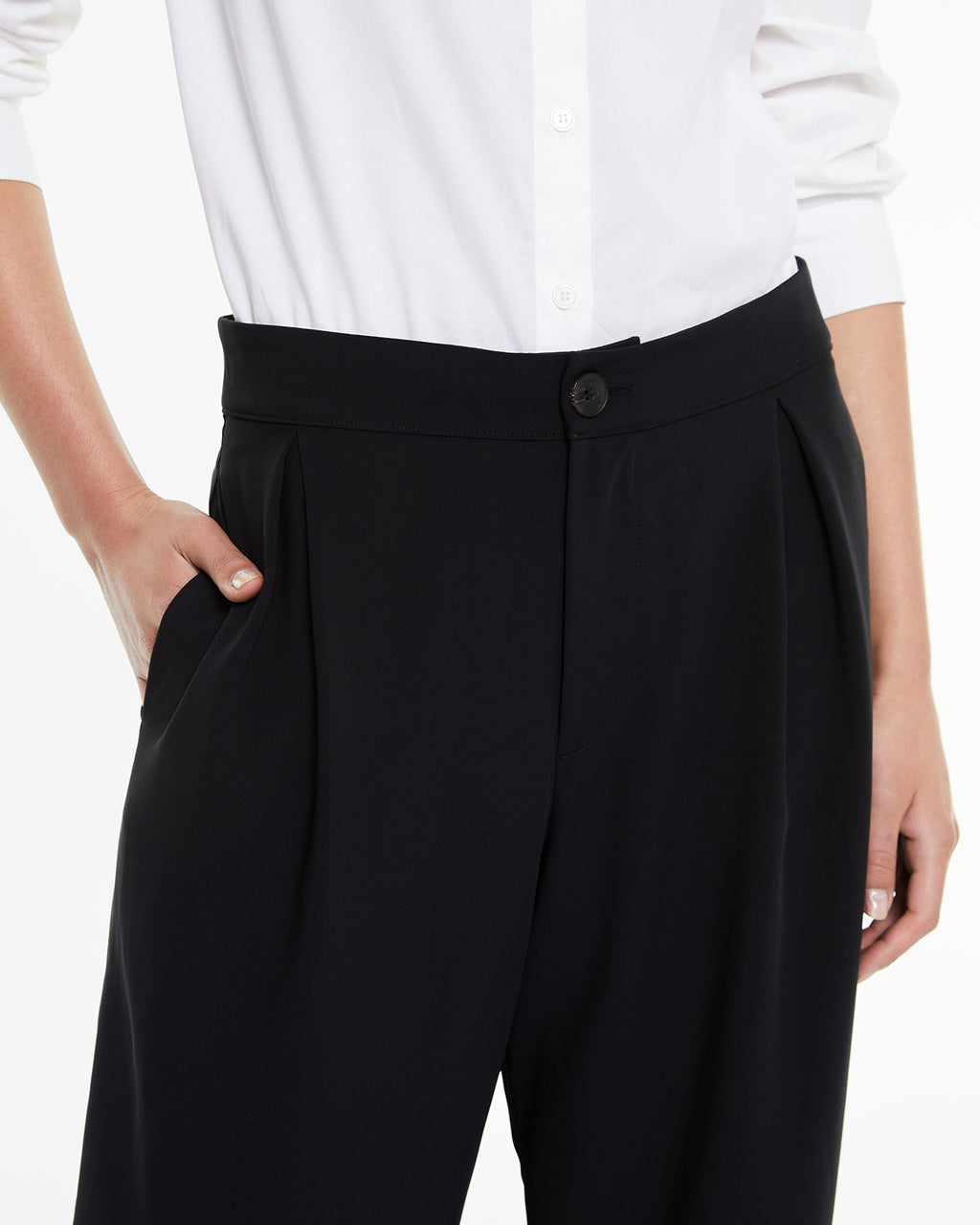 Pantalón negro de traje con pinzas en el delantero