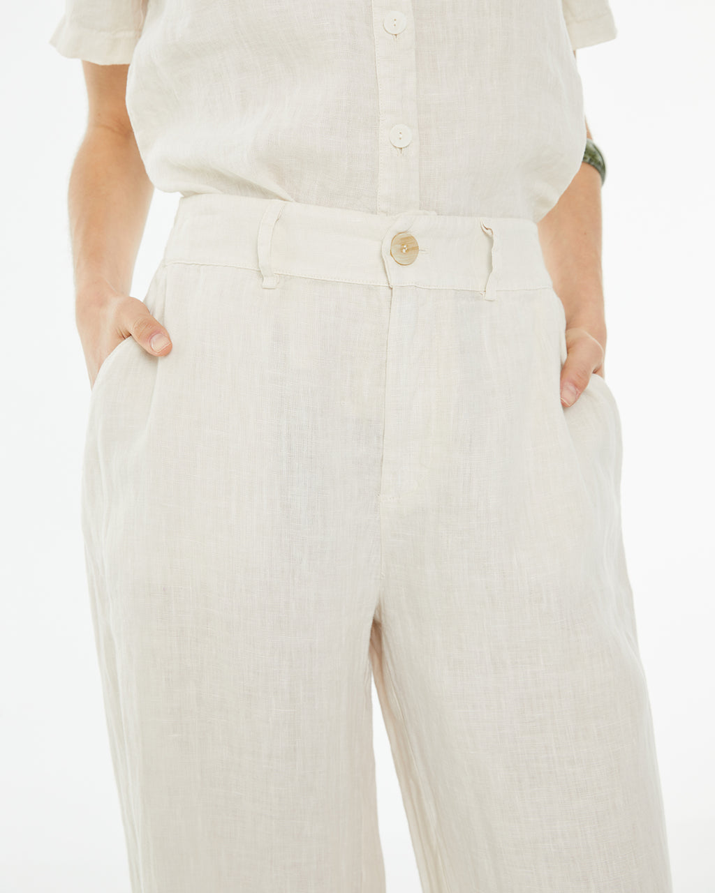 Pantalón de lino con cierre cremallera y botón