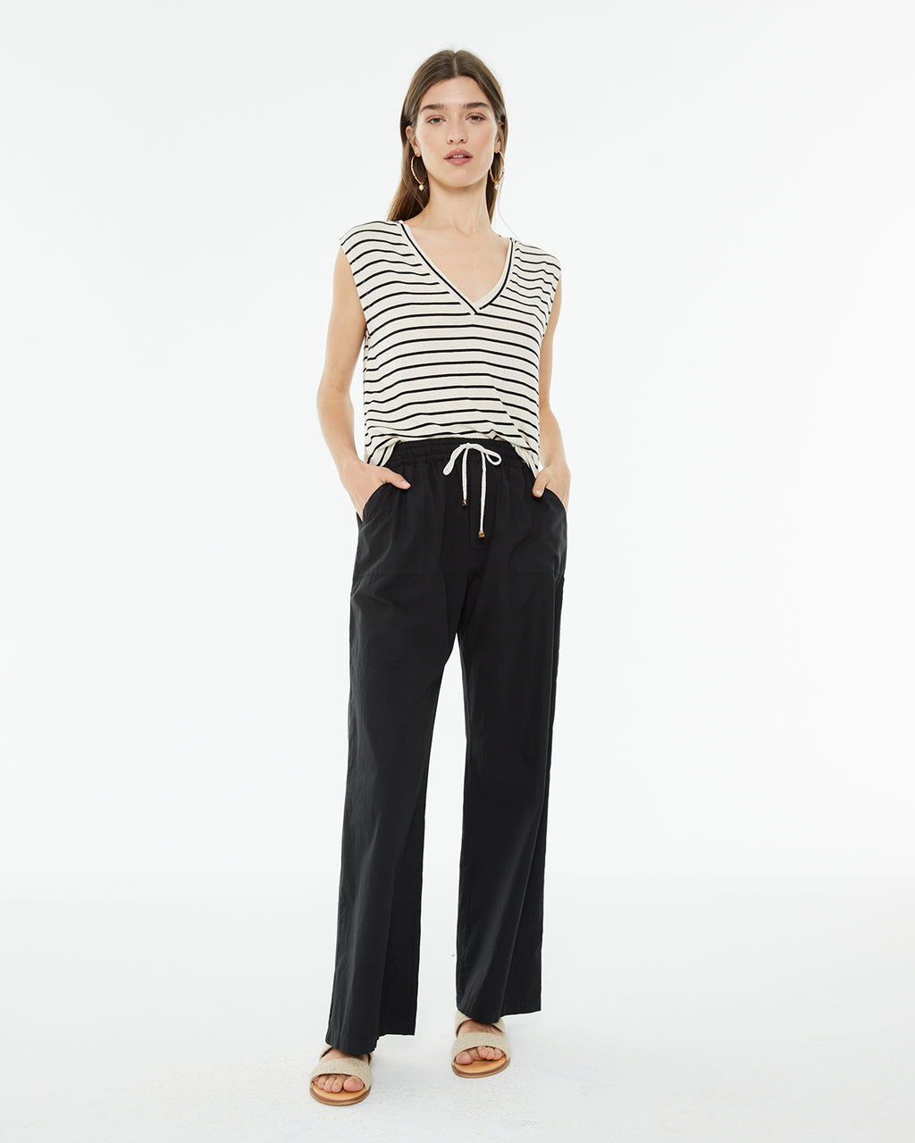 Pantalón recto con bolsillos plastrón