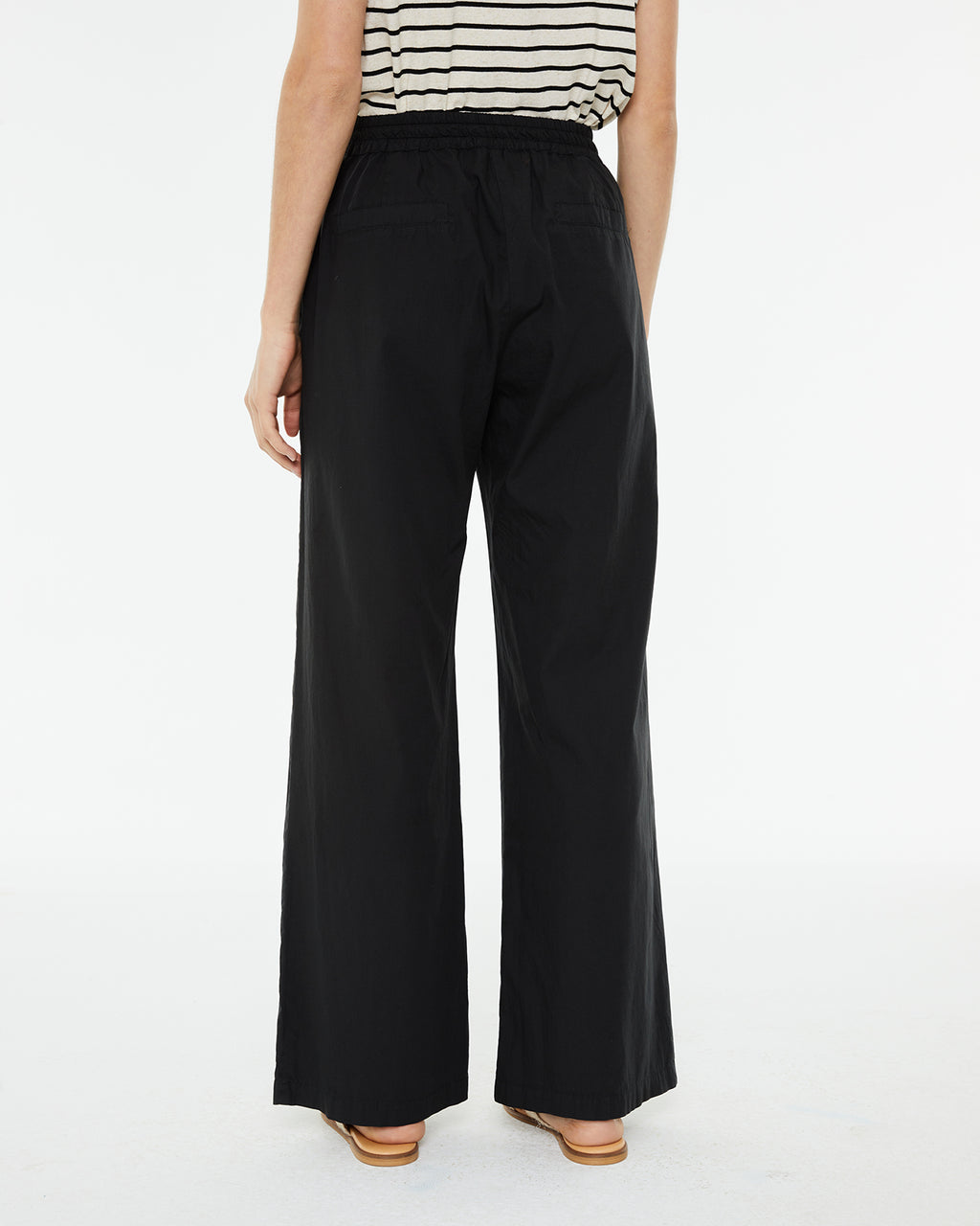 Pantalón recto con bolsillos plastrón