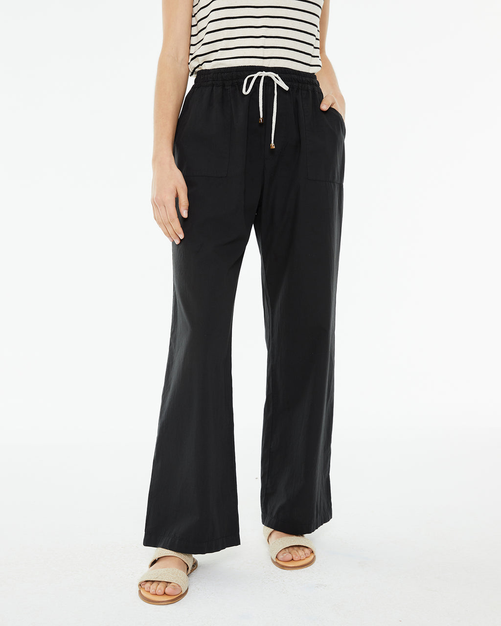 Pantalón recto con bolsillos plastrón