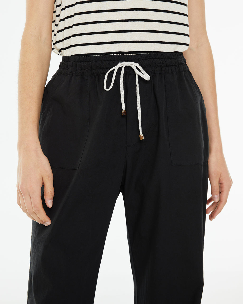 Pantalón recto con bolsillos plastrón