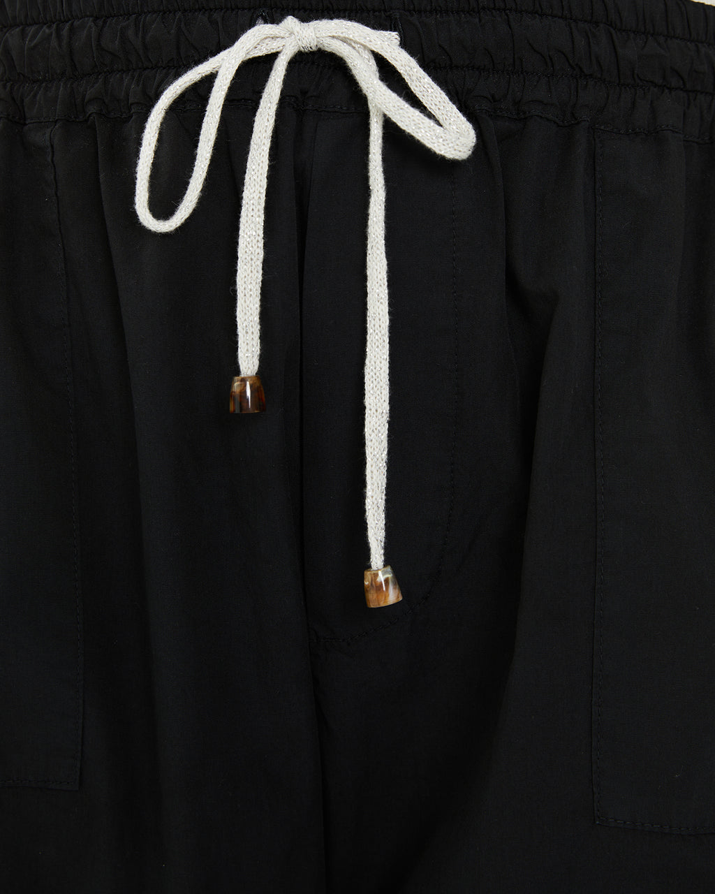 Pantalón recto con bolsillos plastrón