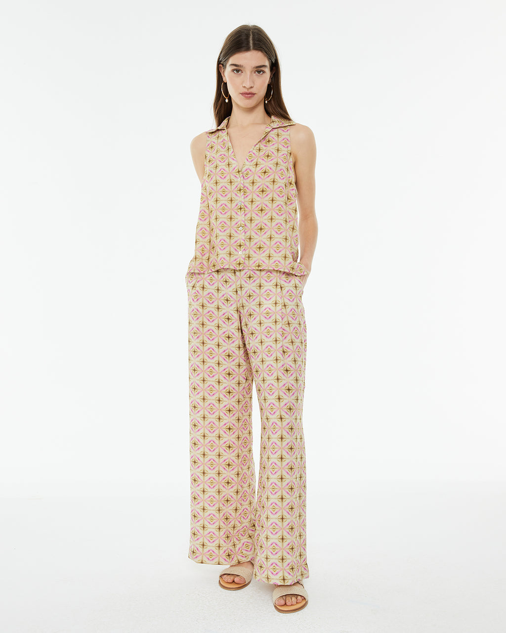 Pantalón estampado geométrico con bolsillos laterales