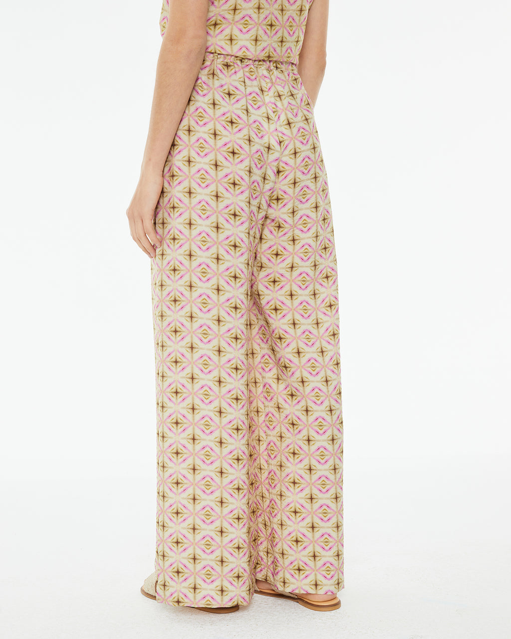 Pantalón estampado geométrico con bolsillos laterales