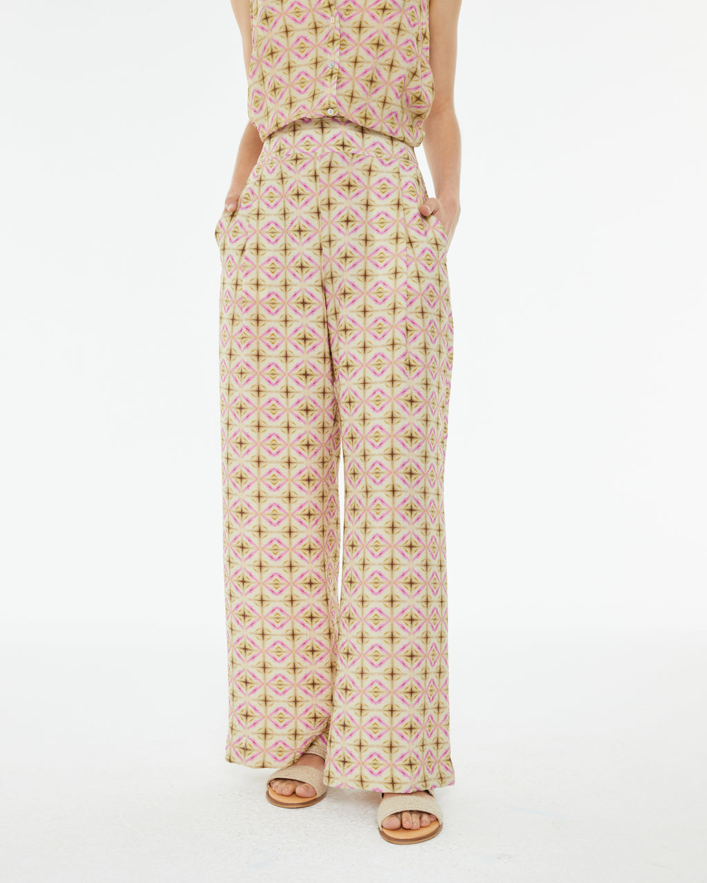 Pantalón estampado geométrico con bolsillos laterales
