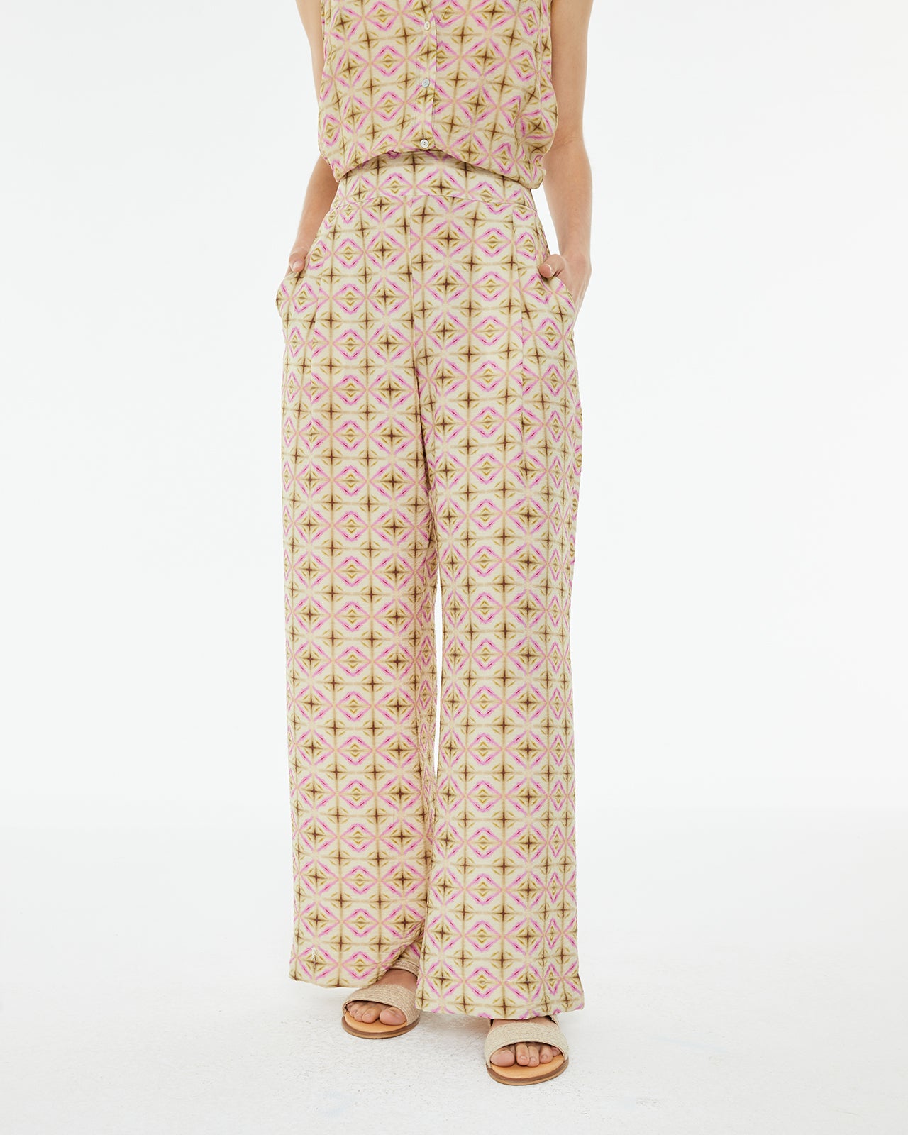 Pantalón estampado geométrico con bolsillos laterales