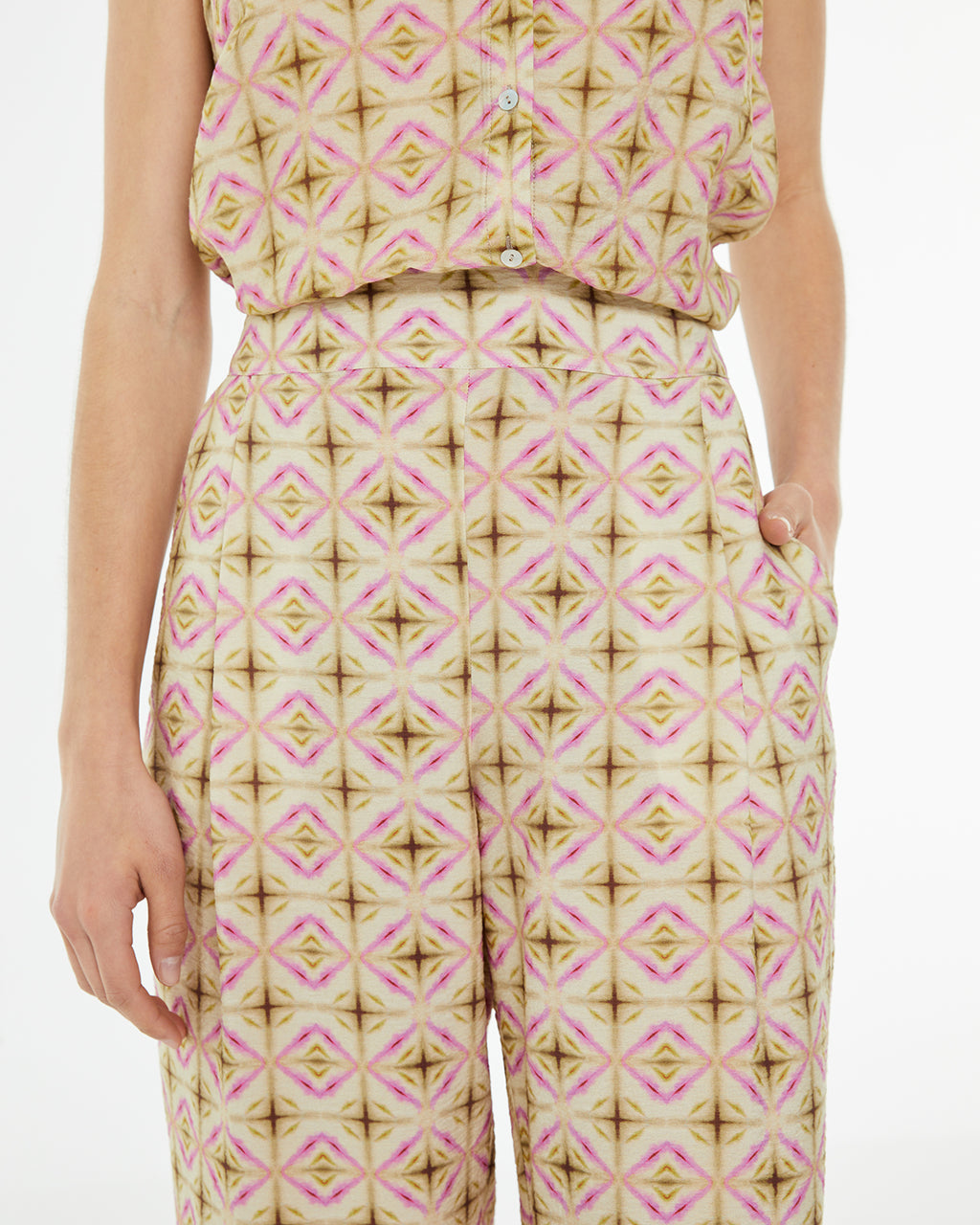 Pantalón estampado geométrico con bolsillos laterales