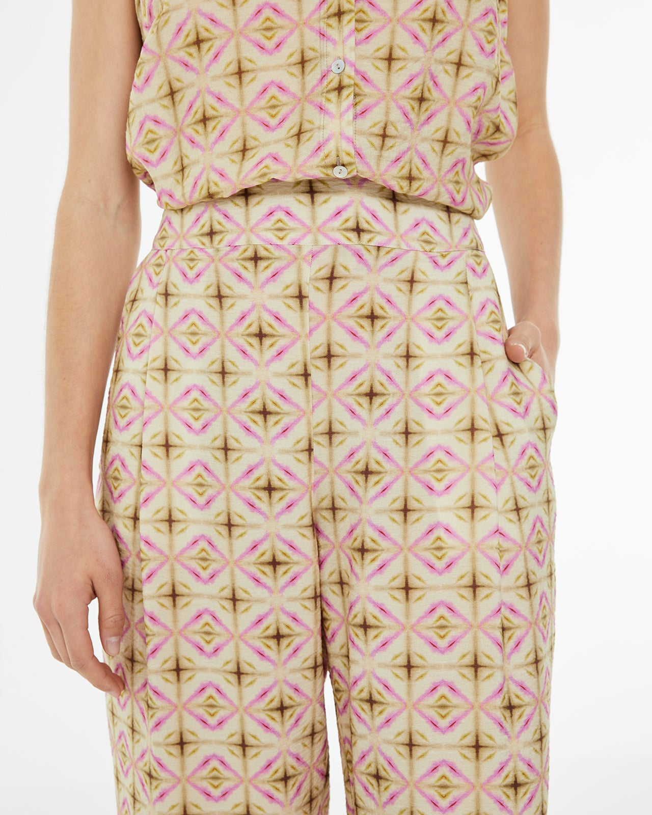 Pantalón estampado geométrico con bolsillos laterales