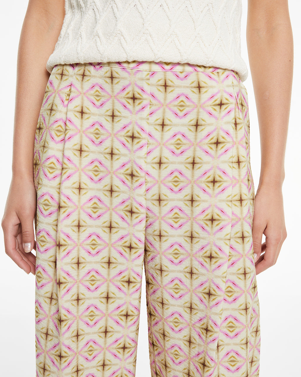 Pantalón estampado geométrico con bolsillos laterales