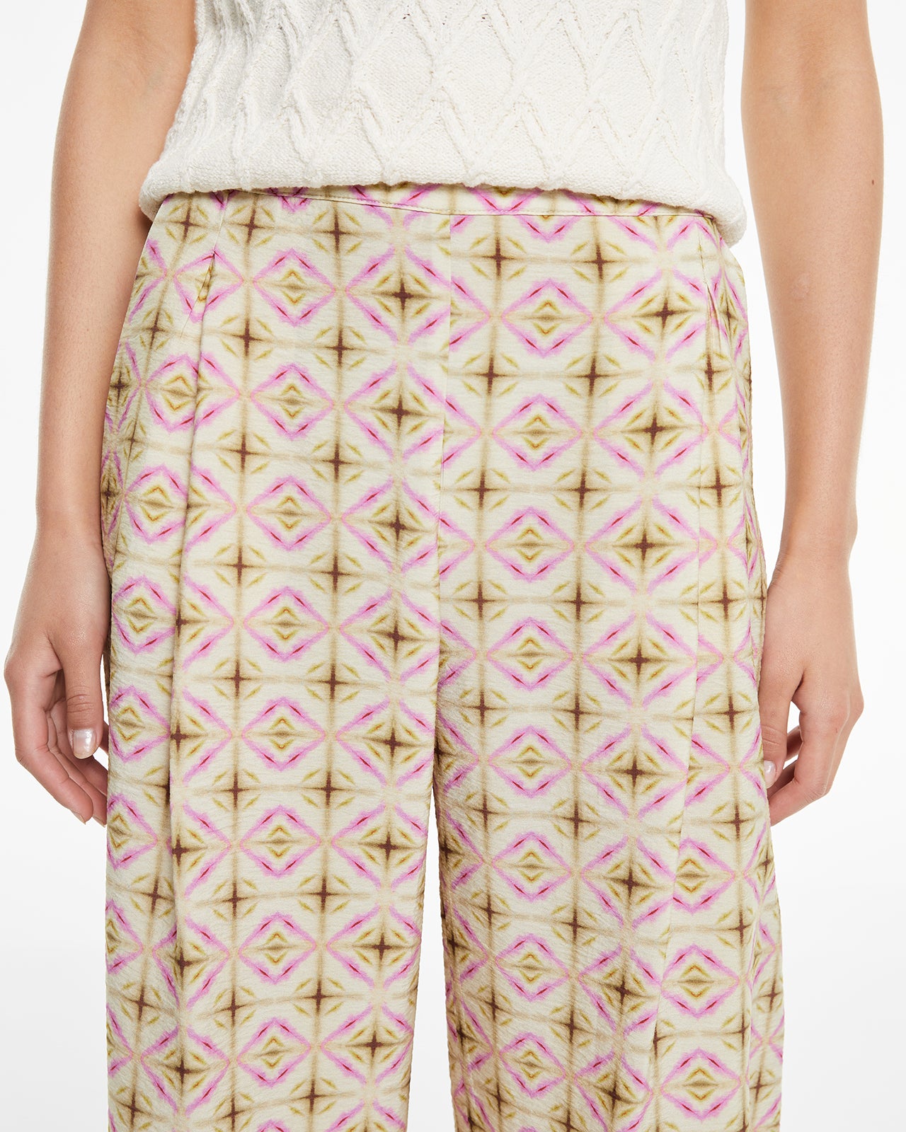 Pantalón estampado geométrico con bolsillos laterales