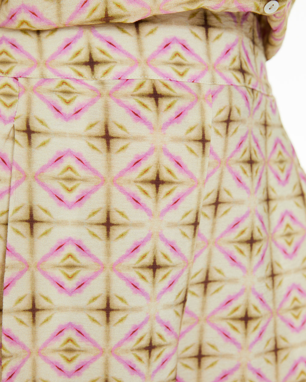 Pantalón estampado geométrico con bolsillos laterales