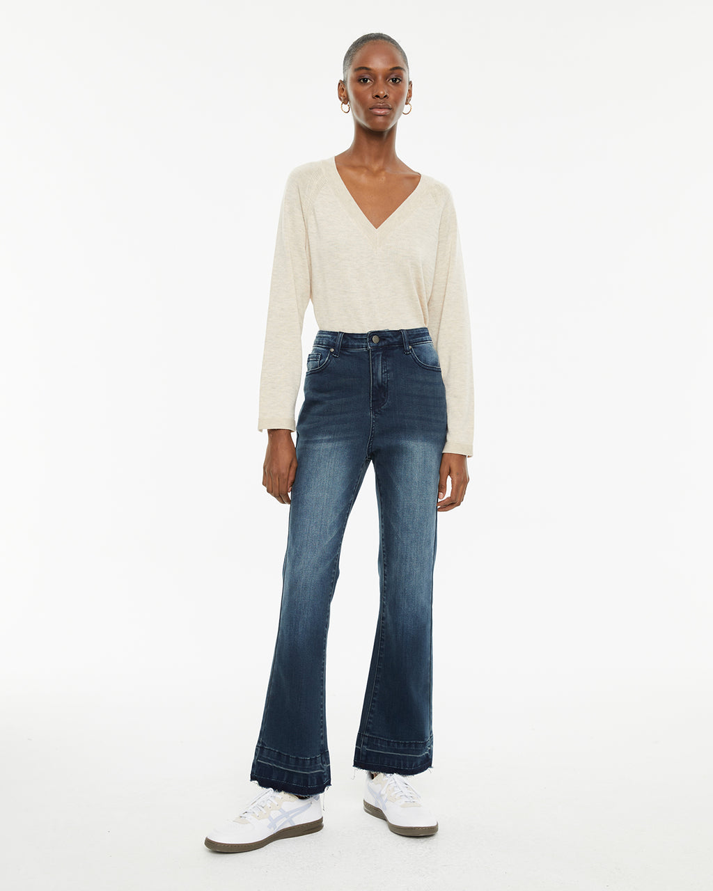 Jeans acampanados de tiro medio con bolsillos delanteros