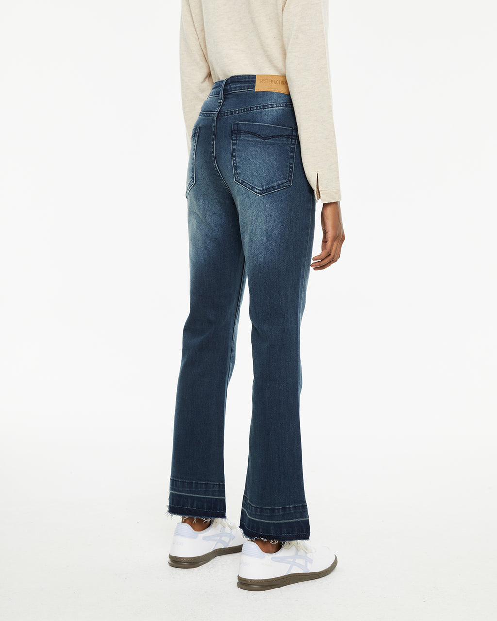 Jeans acampanados de tiro medio con bolsillos delanteros