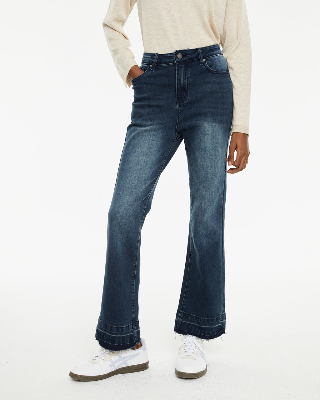 Jeans acampanados de tiro medio con bolsillos delanteros