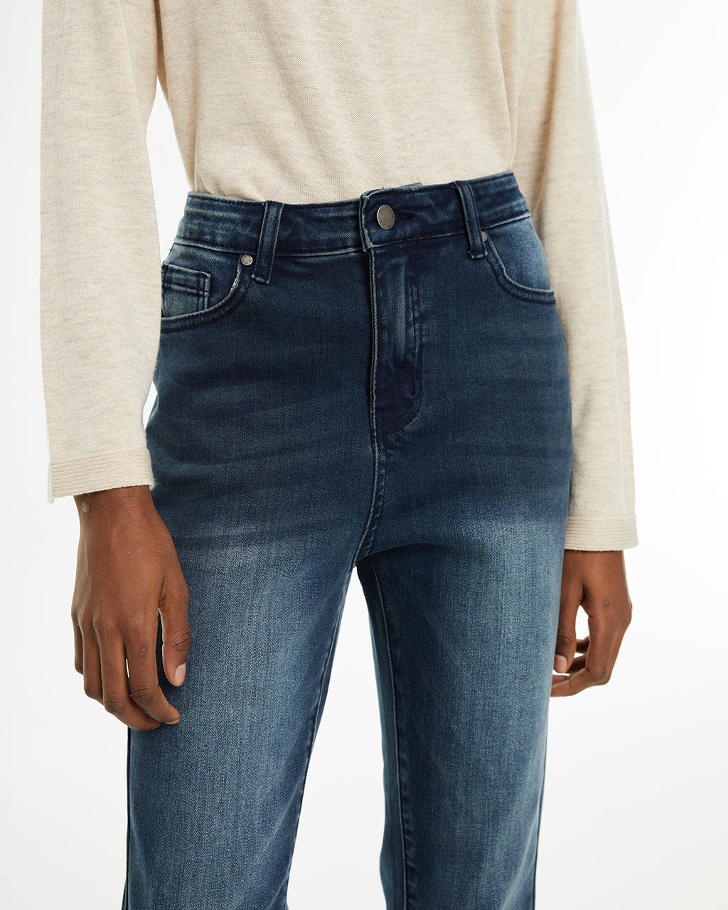 Jeans acampanados de tiro medio con bolsillos delanteros