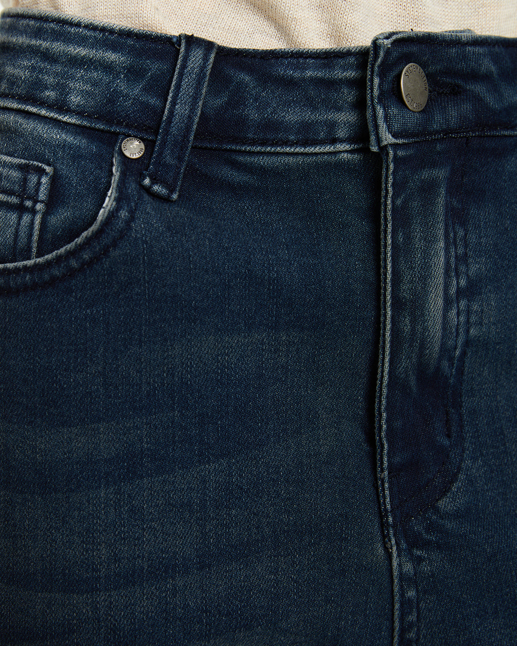 Jeans acampanados de tiro medio con bolsillos delanteros
