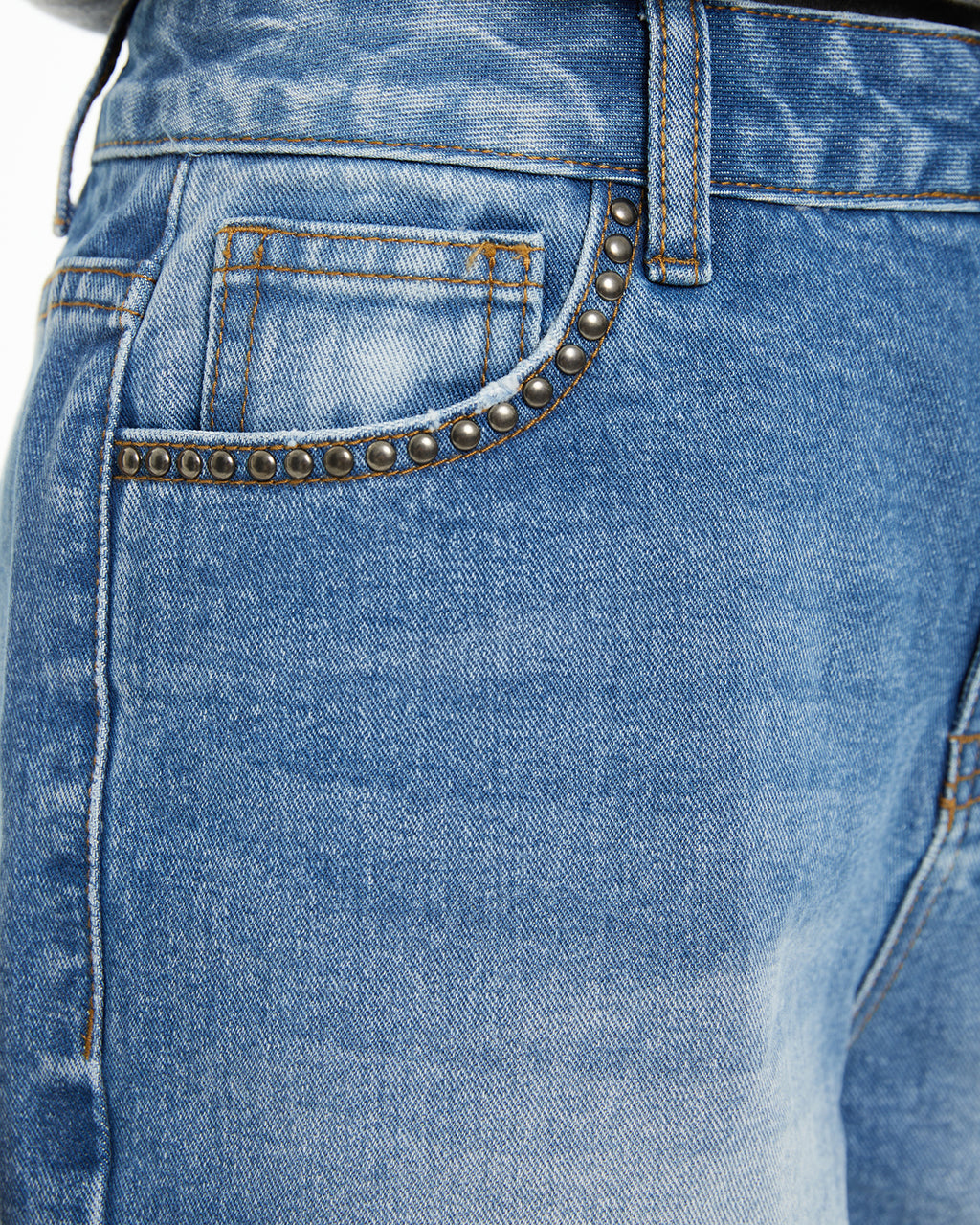 Short con tachas en cinturilla y bolsillos