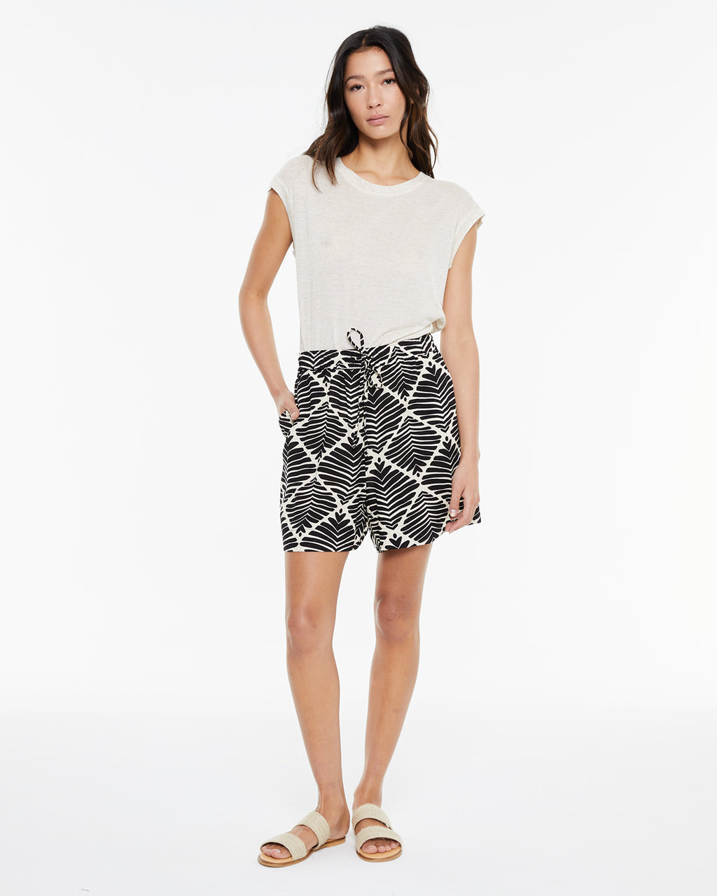 Short estampado geométrico bicolor con bolsillos laterales