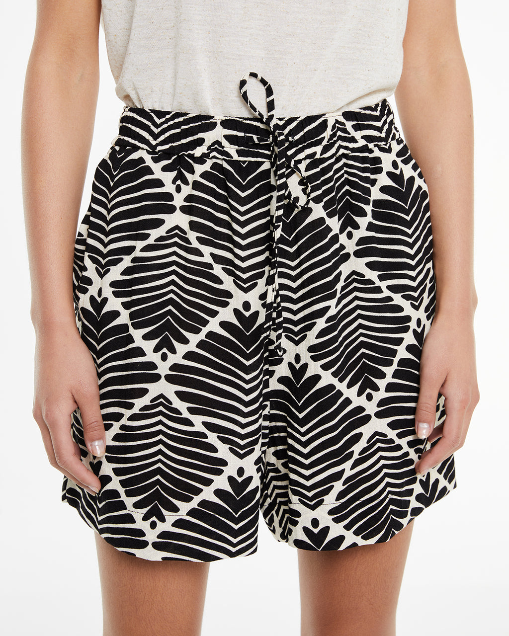 Short estampado geométrico bicolor con bolsillos laterales
