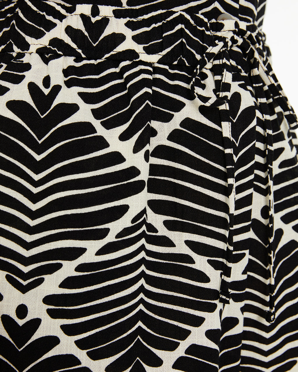 Short estampado geométrico bicolor con bolsillos laterales