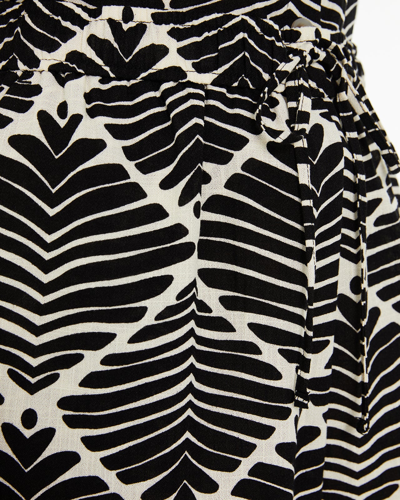 Short estampado geométrico bicolor con bolsillos laterales