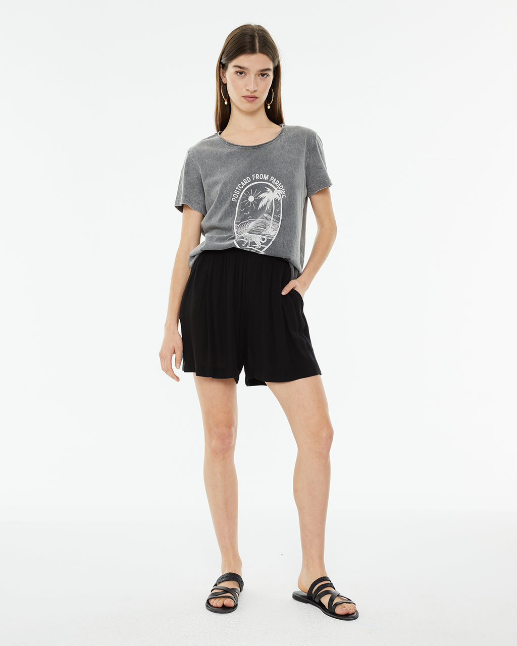 Short con pinzas delanteras y bolsillos laterales