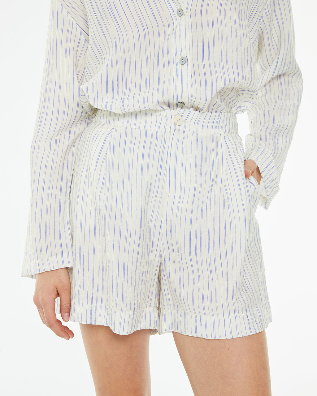 Short rayas azules con bolsillos laterales