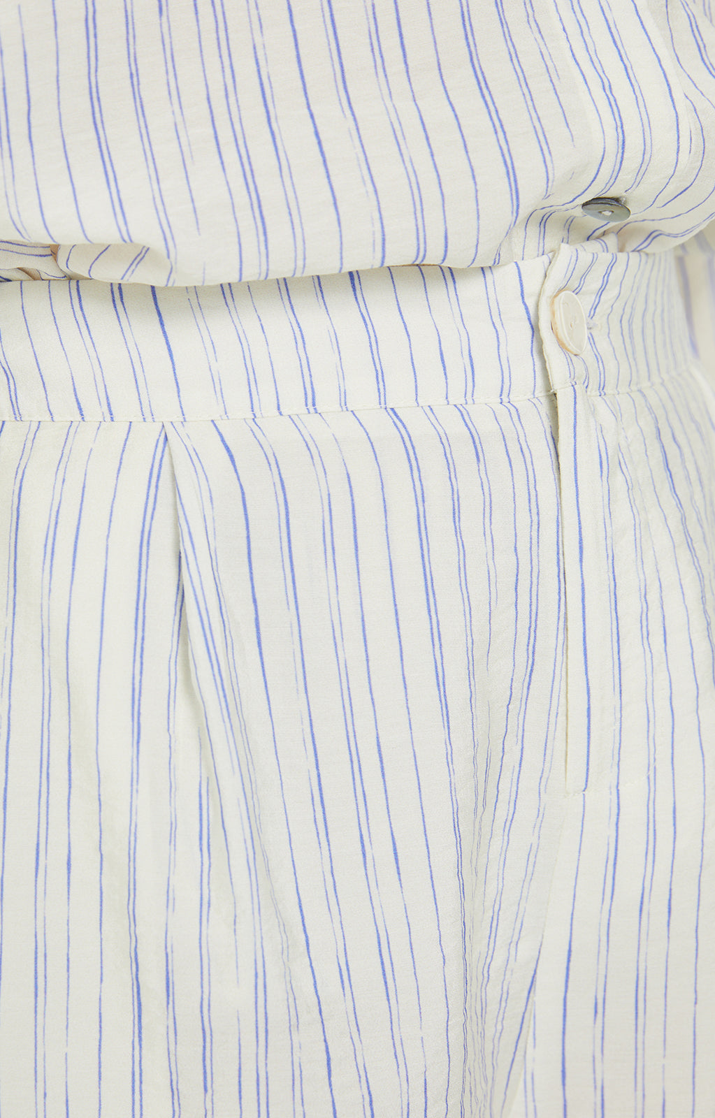 Short rayas azules con bolsillos laterales