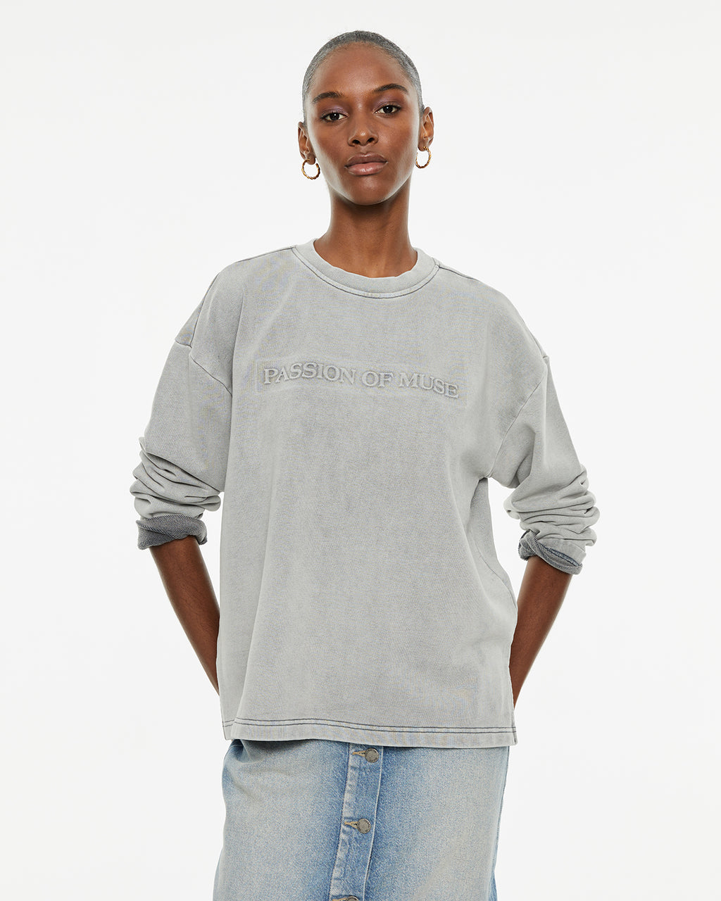Sudadera de manga larga abullonada con frase en relieve