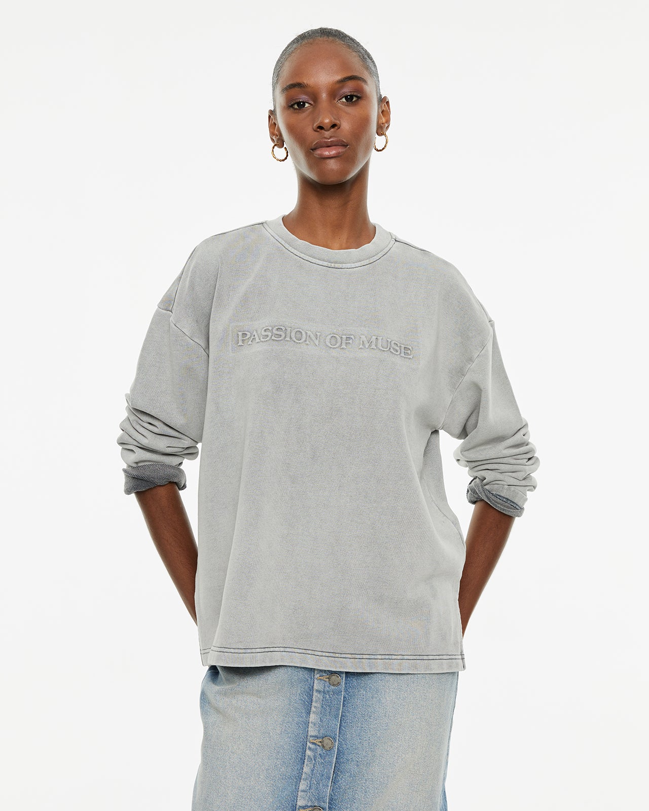 Sudadera de manga larga abullonada con frase en relieve