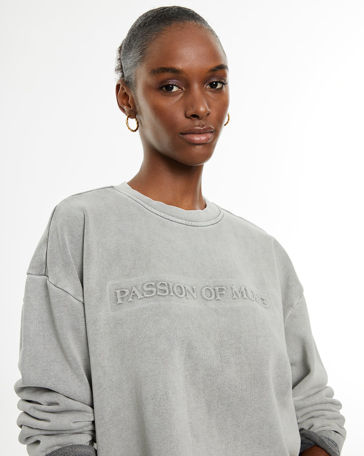 Sudadera de manga larga abullonada con frase en relieve