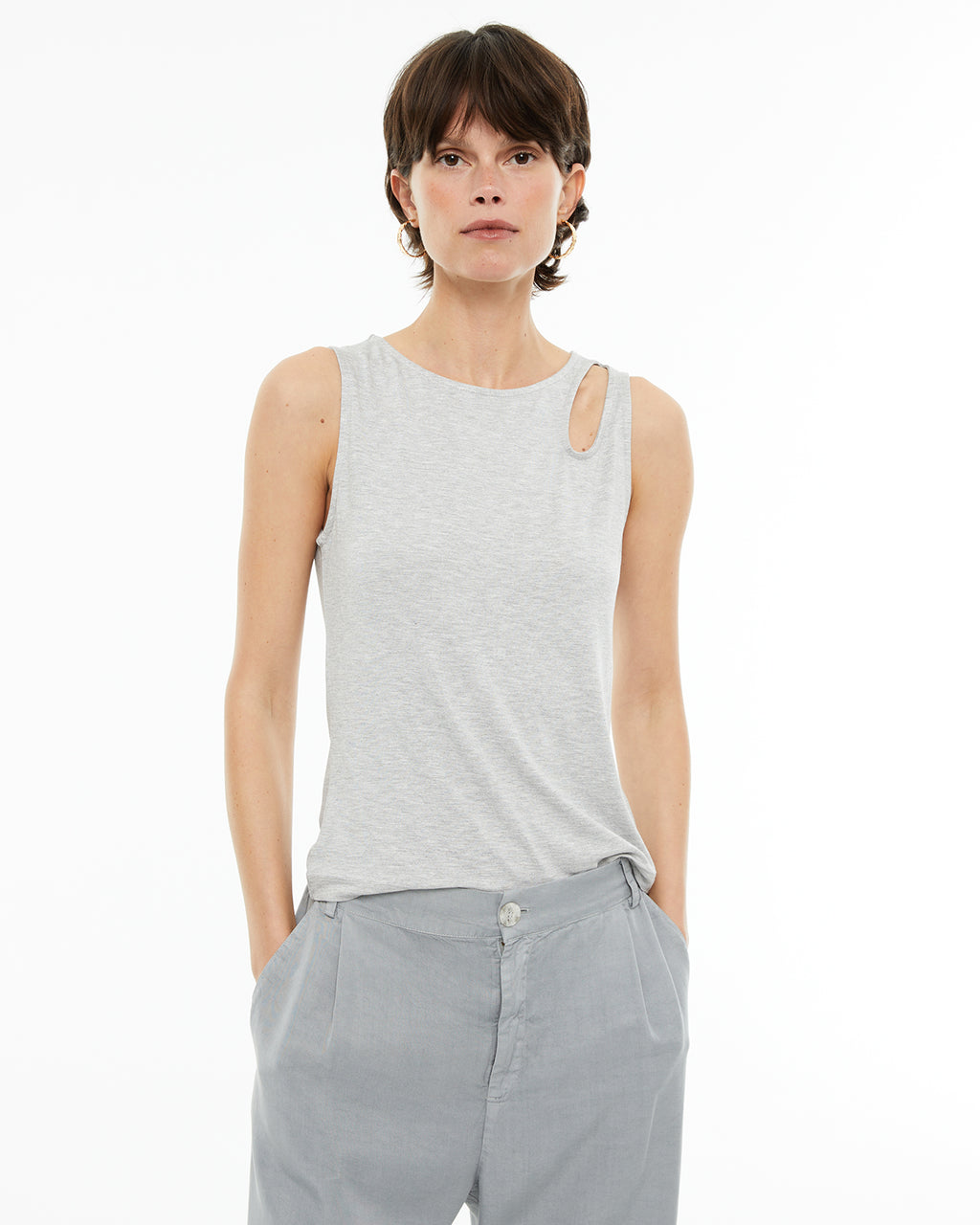 Top ajustado sin mangas detalle cut-out en hombro