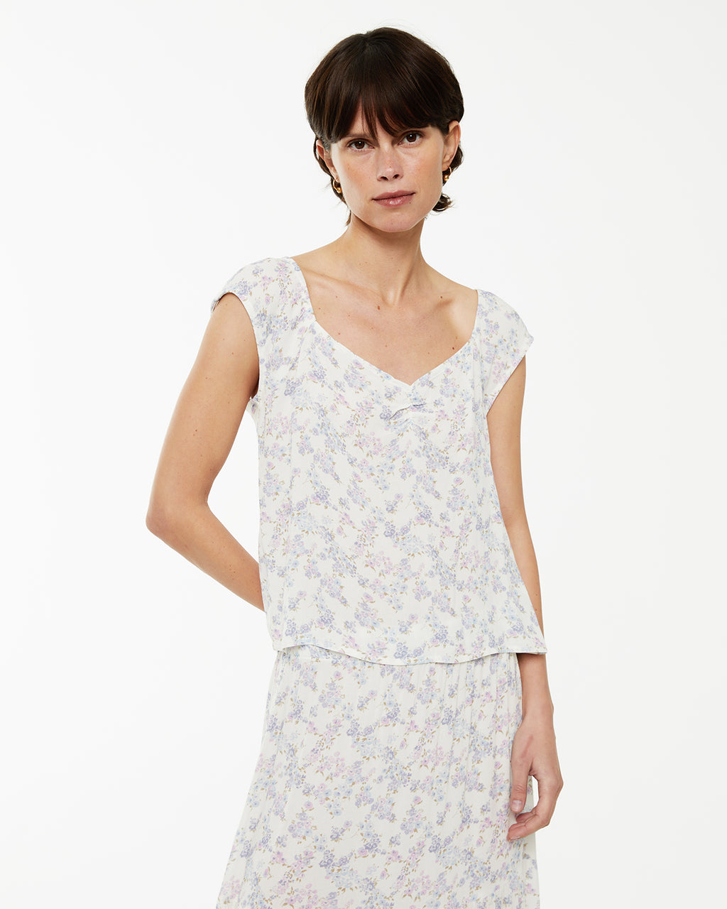Top estampado floral con frunce en escote