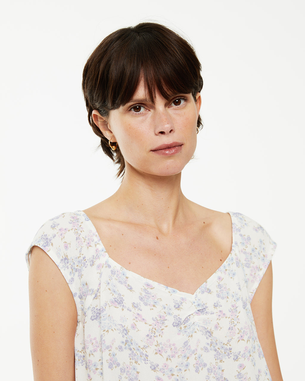 Top estampado floral con frunce en escote