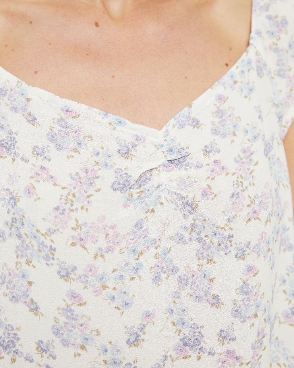 Top estampado floral con frunce en escote